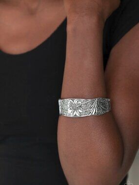 Paparazzi Jewelry Accessories - Daisy Paradise - Silver Bracelet - Vintage